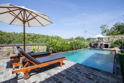 Large pool and lounging area - Photo 1