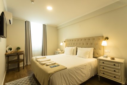 Room 4 - Queen Bed or Twin beds